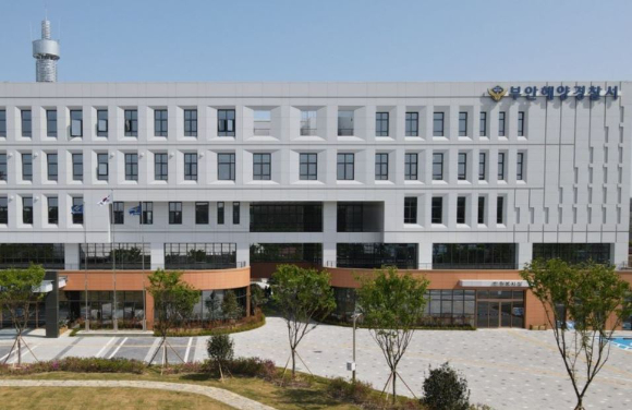 전북 부안군 해상에서 시동이 켜진 표류 선박이 발견돼 해경이 실종자 수색에 나섰다. 사진은 해경이 발견한 선박. [사진=전북 부안해양경찰서]
