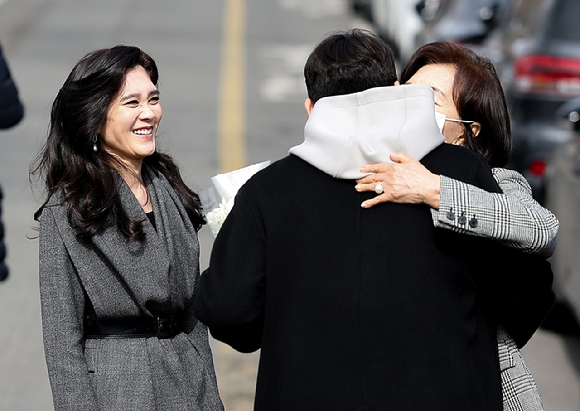 이부진 호텔신라 사장(왼쪽)이 26일 서울 관악구 서울대학교에서 열린 입학식이 끝난 뒤 홍라희 리움미술관 명예관장(오른쪽)이 이 사장의 아들 임모 군을 안아주는 모습을 바라보고 있다. 2026.2.26 [사진=연합뉴스]