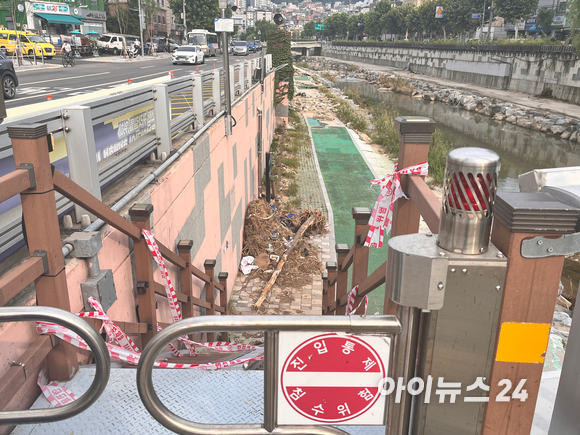 도림천 산책로의 출입이 통제돼 있다 [사진=안다솜 수습 기자]