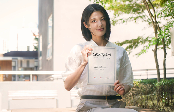 모델이AI 파운데이션 모델 'A.X K2'가 고른 순우리말 100개를 담은 책자 '2026 말모이'를 소개하고 있는 모습. [사진=SKT]