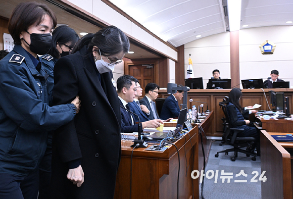 2025년 12월 3일 서울 서초구 서울중앙지방법원에서 주가조작과 통일교 청탁 등의 혐의를 받는 김건희 씨의 결심공판 진행된 가운데 김건희 씨가 법정으로 들어오고 있다. [사진=사진공동취재단]