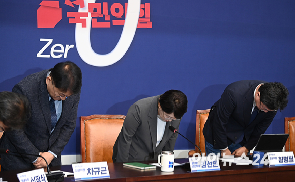 김선민 조국혁신당 당대표 권한대행이 5일 오전 서울 여의도 국회에서 열린 현안관련 기자간담회에서 고개 숙여 사과를 하고 있다. [사진=곽영래 기자]