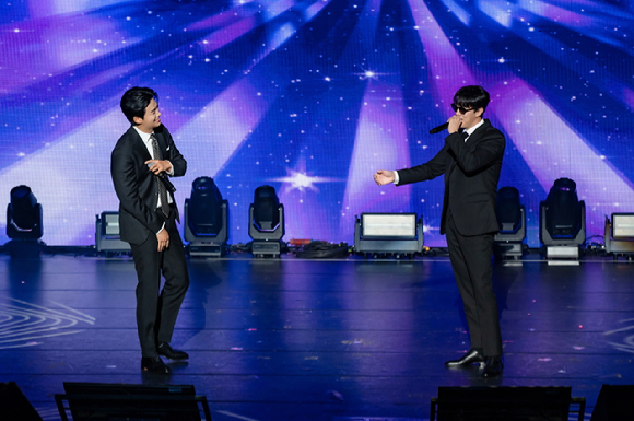 소지섭X옥택연이 대만에서 공동 팬미팅 'SONICe parTY'를 열고 무대를 선보이고 있다. [사진=51K]