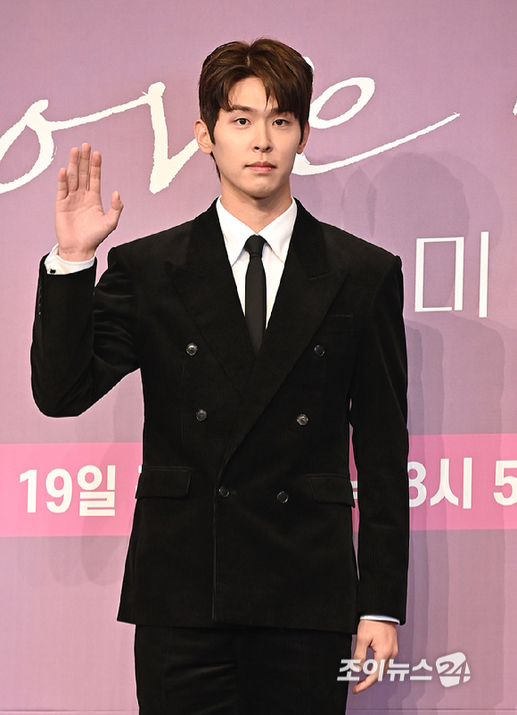 배우 이시우가 18일 서울 구로구 더 링크 서울 호텔에서 열린 JTBC 새 금요시리즈 '러브 미' 제작발표회에서 포즈를 취하고 있다. [사진=곽영래 기자]