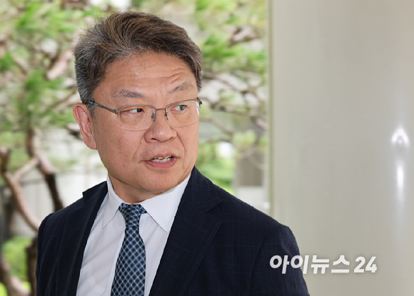 2026년 7월 15일 서초구 서울중앙지법에서 이시원 전 대통령비서실 공직기강비서관이 '순직 해병 사건 수사 중 경찰의 압수수색 계획을 유출한 의혹'에 대해 영장실질심사를 받기 위해 출석하고 있다. [사진=사진공동취재단]