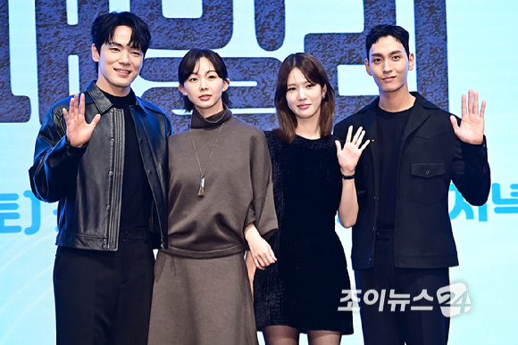 배우 김정현, 금새록, 양혜지, 최태준이 25일 오후 서울 구로구 더세인트에서 열린 KBS 2TV 새 주말드라마 '다리미 패밀리' 제작발표회에서 포토타임을 갖고 있다. [사진=곽영래 기자]