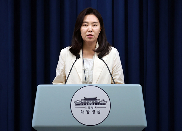 이재명 대통령이 24일 서울 용산 대통령실 청사에서 열린 국무회의에서 의사봉을 두드리며 개회 선언을 하고 있다. 2025.6.24 [사진=연합뉴스]