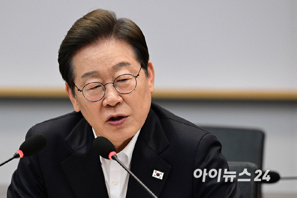 이재명 더불어민주당 대선 후보가 28일 오후 경기도 이천시 SK하이닉스 이천캠퍼스에서 열린 'K-반도체' AI메모리반도체 기업 간담회에 참석해 모두발언을 하고 있다. [사진=국회사진취재단]