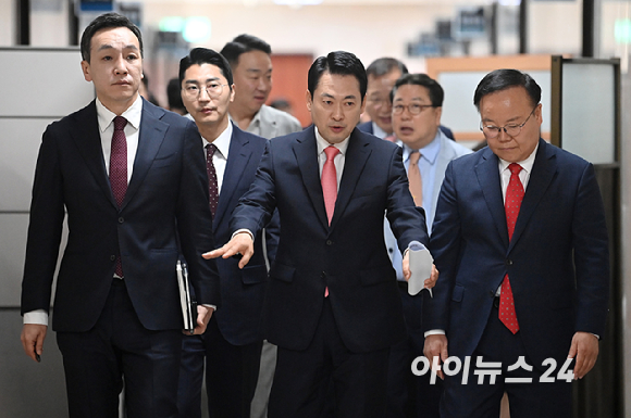 한동훈 전 국민의힘 대표가 비상대책위원장 시절인 2024년 2월 5일 오전 서울 여의도 당사에서 열린 인재영입식에서 진종오 국민의힘 의원(전 사격 국가대표, 당시 대한체육회 이사)과 기념촬영을 하고 있다. 2024.2.5 [사진=연합뉴스]