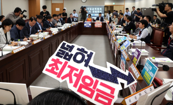 노동계가 2026년도 최저임금 시급을 1만1500원으로 인상할 것을 공식 요구했다. 이는 올해 최저임금(시급 1만30원)보다 14.7% 오른 금액이다. 사진은 AI로 생성한 이미지. [사진=챗GPT]