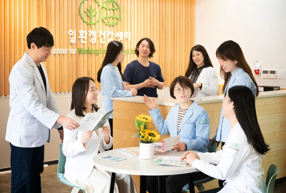(왼쪽부터) 일환경건강센터 김찬명 PL, 박채리 PL, 강유진 PL, 박상권 PL, 박선아 사무국장, 김현진 PL, 김주희 PL, 박현희 PL [사진=SK하이닉스 ]