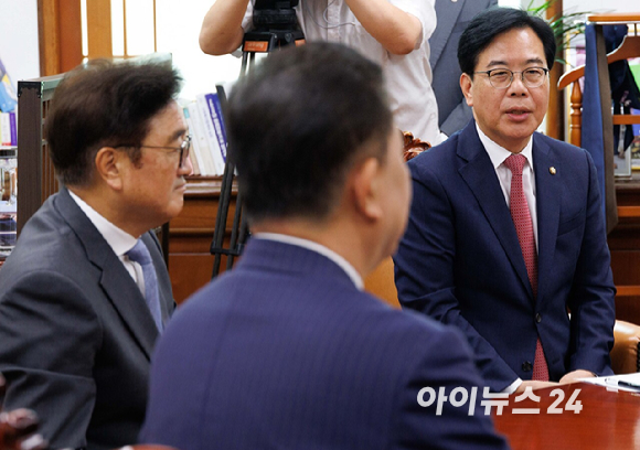 송언석 국민의힘 원내대표가 24일 오전 서울 여의도 국회에서 우원식 국회의장 주재로 열린 양당 원내대표 회동에서 발언하고 있다. [사진=곽영래 기자]