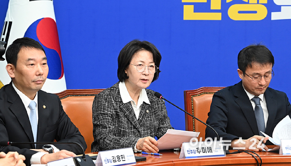 추미애 법사위원장이 17일 서울 여의도 국회에서 열린 검찰개혁 관련 당 대표 긴급 기자회견에서 발언하고 있다. [사진=곽영래 기자]