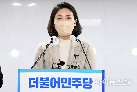 이재명 더불어민주당 대선 후보의 배우자 김혜경 씨가 9일 오후 서울 여의도 민주당 중앙당사에서 기자회견을 열고 과잉의전 논란에 대해 사과하고 있다. [사진=김성진 기자]