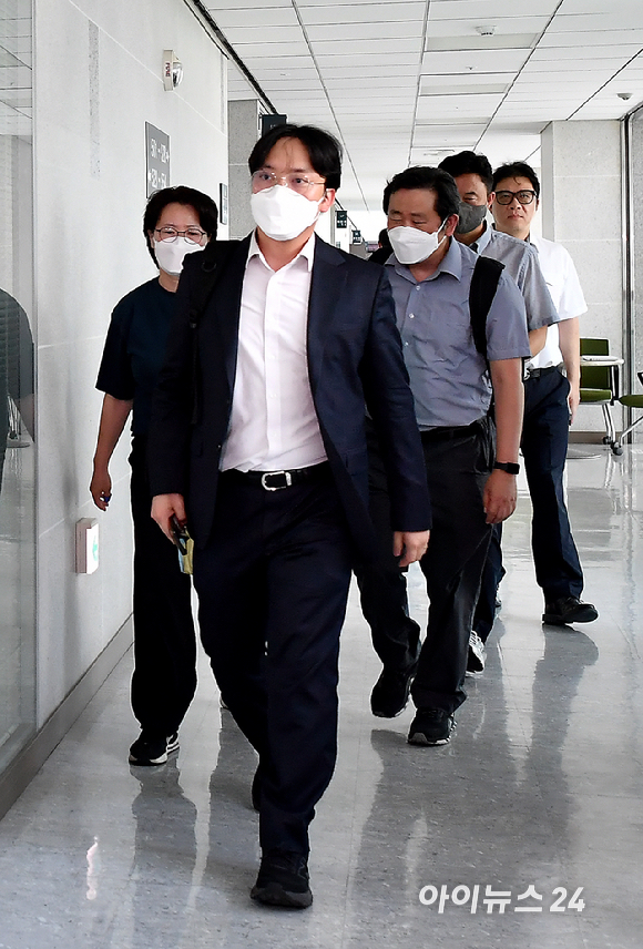 윤석열 전 대통령 배우자 김건희 여사와 관련한 의혹을 수사하는 민중기 특별검사팀이 8일 '공천개입 의혹'과 관련 윤상현 국민의힘 의원에 대한 압수수색을 진행중인 가운데 서울 여의도 국회 의원회관 윤 의원 사무실로 들어서고 있다. [사진=곽영래 기자]