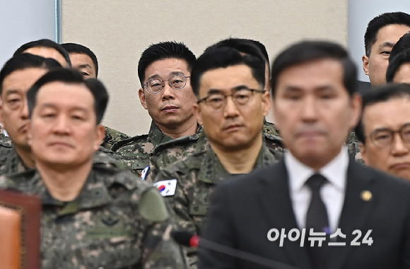 박안수 전 육군참모총장이 21일 오전 서울 여의도 국회에서 열린 윤석열 정부의 비상계엄 선포를 통한 내란 혐의 진상규명 국정조사특별위원회 전체회의에서 출석하고 있다. [사진=곽영래 기자]