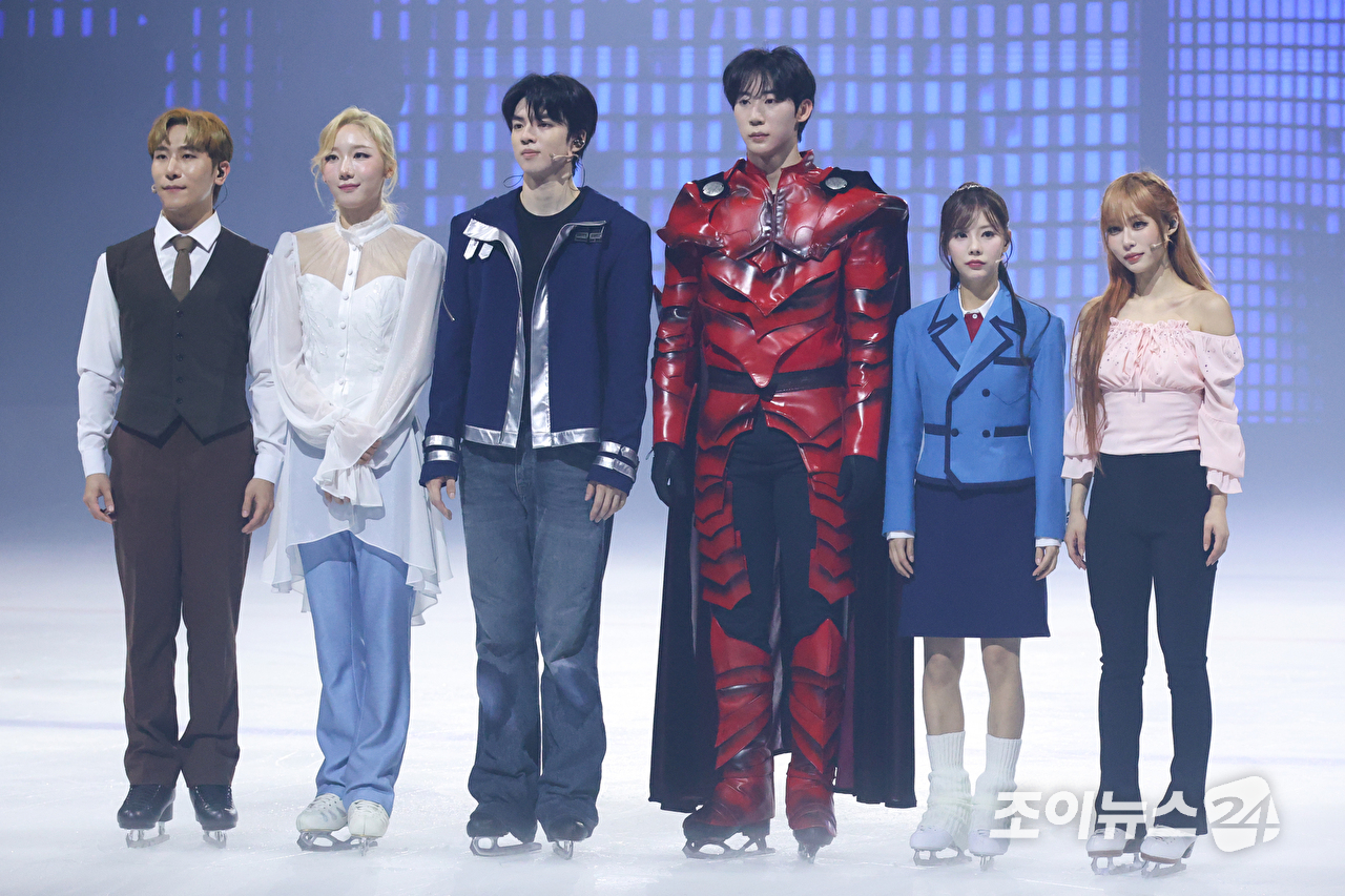 배우 신석수, 피겨스케이팅 선수 김예림, 차준환, 이시형, 배우 권채원, 피겨스케이팅 선수 에이미가 7일 오후 서울 양천구 목동종합운동장실내아이스링크에서 진행된 아이스쇼 '나 혼자만 레벨업 on ICE' 프레스콜에서 포즈를 취하고 있다. [사진=문수지 기자]