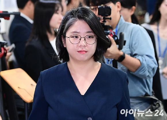 용혜인 성평등가족부 장관 후보자가 10일 서울 여의도 국회 소통관에서 입장 발표 기자회견을 위해 입장하고 있다. [사진=정소희 기자]