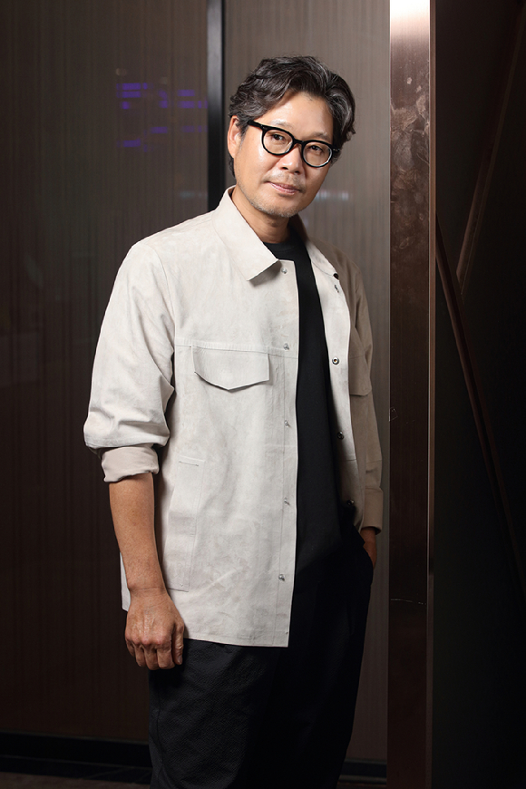 배우 유재명이 영화 '행복의 나라' 인터뷰에서 포즈를 취하고 있다. [사진=NEW]