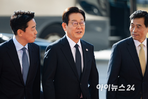 이재명 대통령이 4일 서울 여의도 국회에서 내년도 정부 예산안에 대한 시정연설을 하기 위해 도착해 본청에 들어서고 있다. [사진=국회사진기자단]