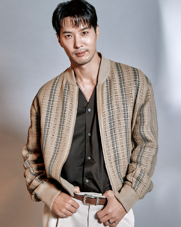 배우 김지석이 넷플릭스 영화 '남편들' 인터뷰에 앞서 포즈를 취하고 있다. [사진=넷플릭스]