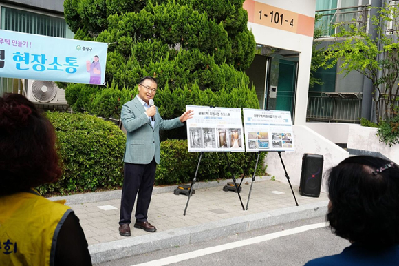 중랑구가 지역 내 30세대 이상 공동주택을 대상으로 '공동주택 지원사업'을 시행한다. 사진은 지난해 공동주택 내 주민 의견 청취를 위해 현장을 찾은 류경기 중랑구청장이 주민들에게 인사말을 하고 있는 모습. [사진=중랑구]