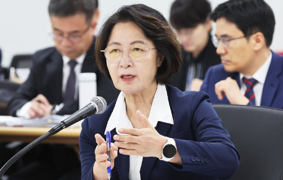 13일 경기도 수원시 영통구 경기도청에서 열린 국회 행정안전위원회의 경기도에 대한 국정감사에서 추미애 경기도지사가 위원 질의에 답변하고 있다. [사진=연합뉴스]