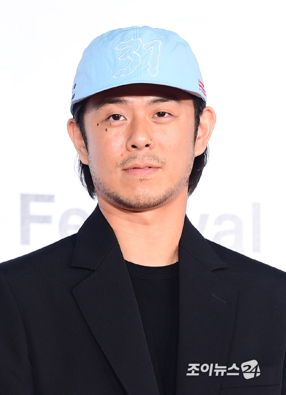 래퍼 빈지노가 6일 부산 해운대구 영화의전당에서 열린 제31회 부산국제영화제 개막식 레드카펫 행사에 영화제 협력사 패션브랜드 대표로 참석하고 있다. [사진=정소희 기자]