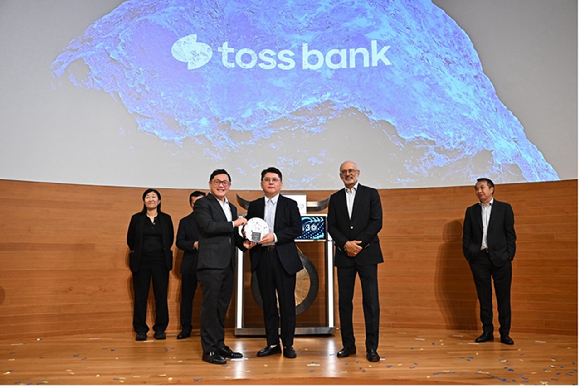 지난 16일 싱가포르거래소(SGX)에서 열린 'NextGen Tech 30' 시상식에서 박진현 토스뱅크 최고전략책임자(가운데)가 관계자들과 함께 기념 촬영을 하고 있다. [사진=토스뱅크]
