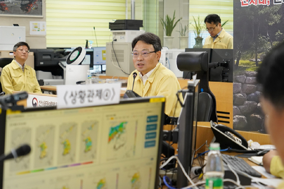박은식 산림청장이 20일 산사태예방지원본부에서 지난 17일부터 내린 집중호우에 따른 산사태 피해 상황을 점검했다. [사진=산림청]