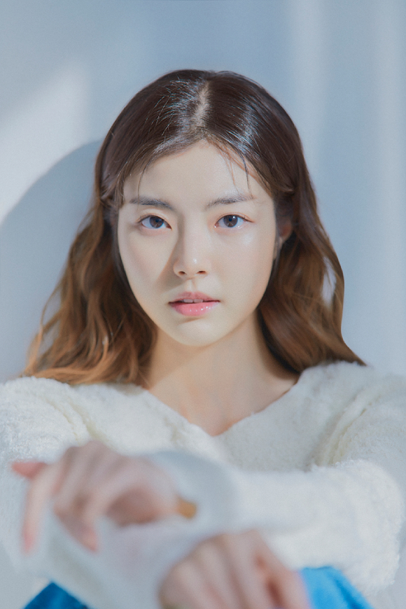 배우 홍예지가 영화 '이공삼칠' 인터뷰에 앞서 포즈를 취하고 있다. [사진=빅웨일엔터테인먼트]