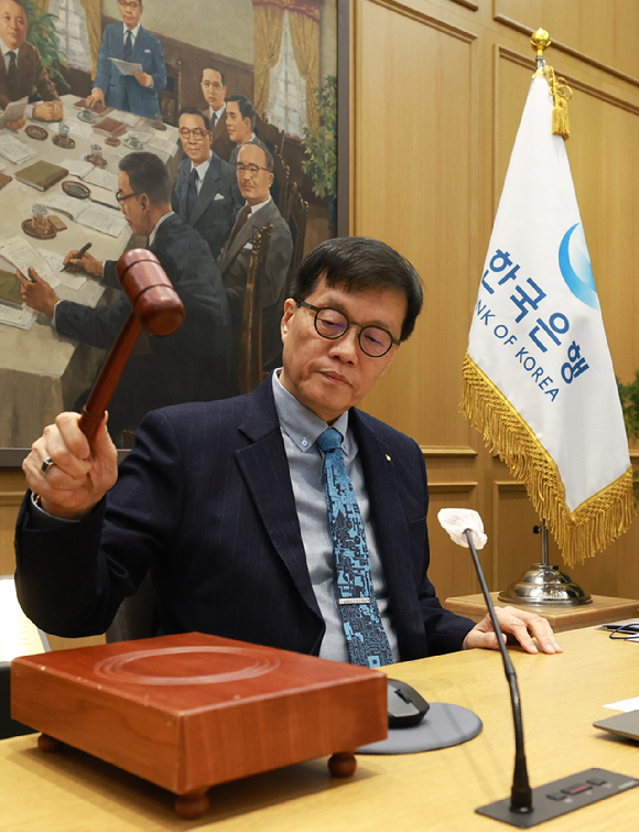 이창용 한국은행 총재가 15일 서울 중구 한국은행에서 금융통화위원회 통화정책방향 회의에서 의사봉을 두드리고 있다. [사진=한국은행]