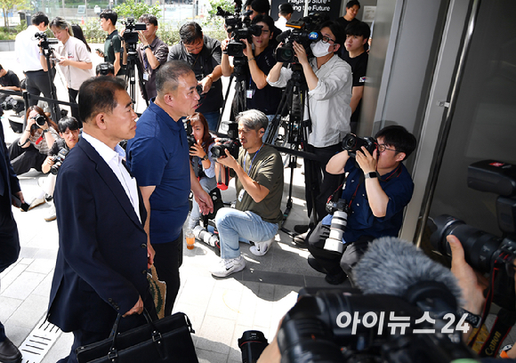 공천개입 의혹을 받는 명태균씨가 31일 오전 서울 종로구에 마련된 김건희 특검팀(특별검사 민중기) 사무실로 조사를 받기 위해 출석하고 있다. [사진=곽영래 기자]