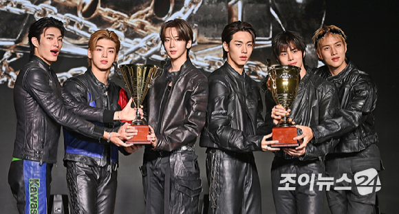 &apos;컴백&apos; 82메이저 &quot;올해의 가수상·그래미 어워즈 트로피 들고파&quot;