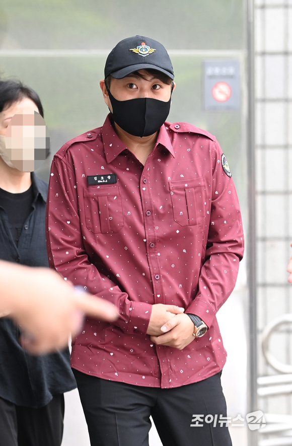 가수 김호중이 9일 오전 서울 서초구청에서 사회복무요원 대체복무를 마치고 소집해제하며 인사하고 있다. [사진=정소희 기자]