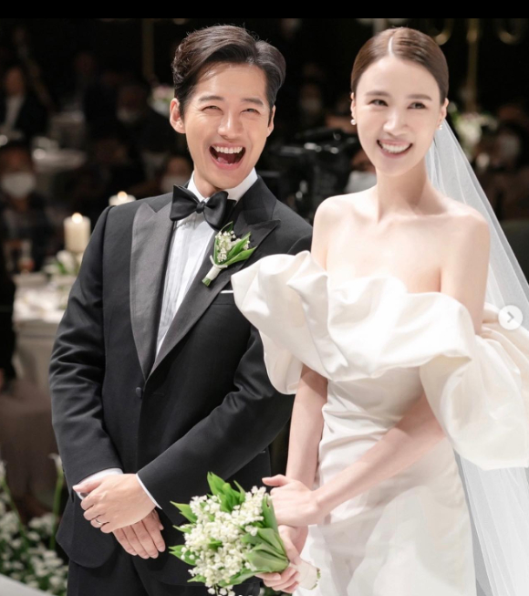 배우 남궁민과 진아름이 결혼식장에서 활짝 웃고 있다. [사진=진아름 인스타그램]