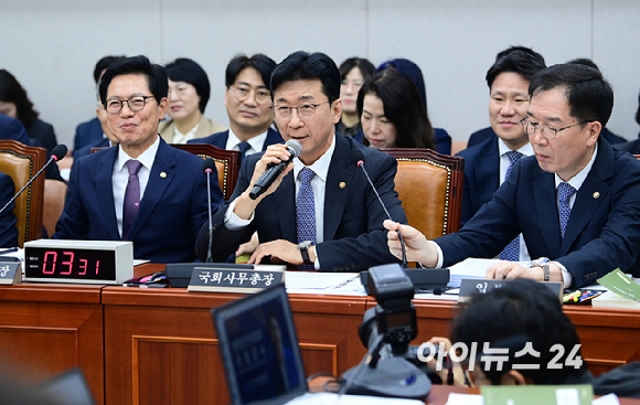 고용진 국회사무총장이 30일 오전 서울 여의도 국회에서 열린 국회 운영위원회의 국회사무처 등에 대한 2026년도 국정감사에서 질의응답을 하는 중 마이크를 교체하자 한 의원이 "국회 운영비 올릴려고 하는거 아니냐"라는 농담을 하자 환하게 웃고 있다. [사진=정소희 기자]