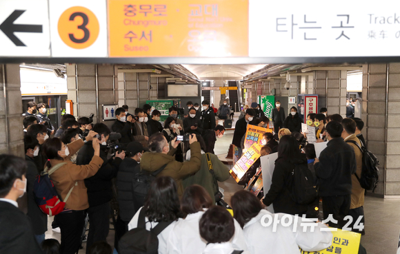 전국장애인차별철폐연대(전장연) 회원들이 29일 오전 서울 종로구 지하철 3호선 경복궁역에서 '이동권 예산 확보' 요구 기자회견을 진행하고 있다. [사진=인수위사진기자단]