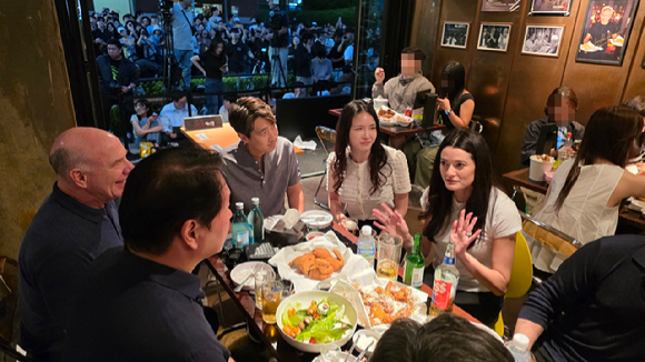 7일 서울 삼성동 깐부치킨에서 최태원 SK 회장과 젠슨 황 엔비디아 CEO가 러브샷을 하고 있다. [사진=연합뉴스]