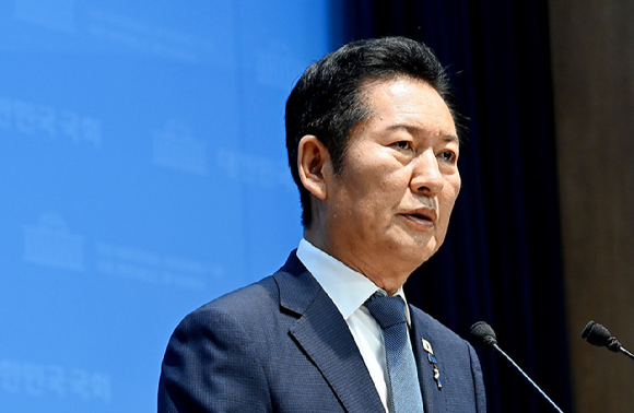 정청래 더불어민주당 전 대표가 13일 서울 여의도 국회 소통관에서 당대표 연임 도전 기자회견을 하고 있다. [사진=곽영래 기자]
