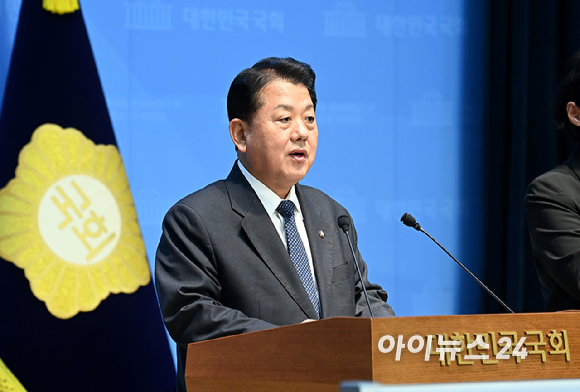 김병주 더불어민주당 의원이 5일 서울 여의도 국회 소통관에서 경기도지사 출마선언 기자회견을 하고 있다. [사진=곽영래 기자]