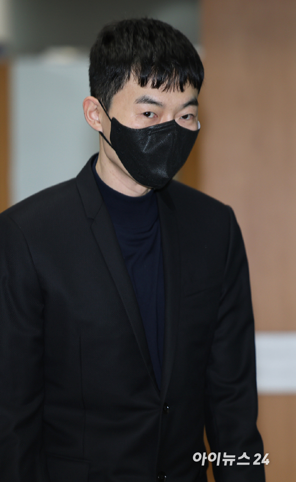 수능 모의고사 문항 거래 혐의를 받는 강사 현우진이 24일 서울 서초구 서울중앙지방법원에서 열리는 공판에 출석하고 있다. [사진=사진공동취재단]