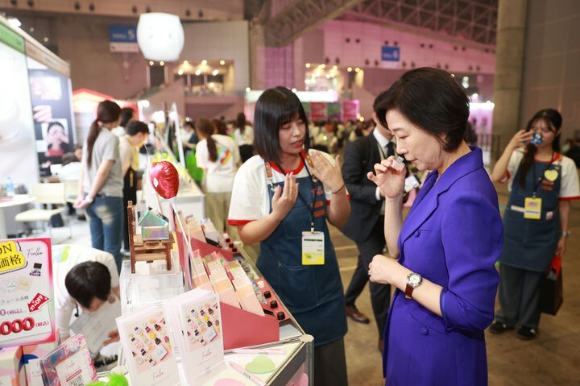 오영주 중소벤처기업부 장관이 지난해 5월 11일 일본 도쿄에서 열린 'KCON JAPAN 2024' 연계 중소기업 제품 판촉 행사장에서 제품을 체험하고 있다. [사진=중소벤처기업부]