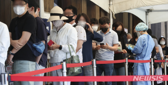 28일 오전 서울시 송파구보건소 선별진료소에서 시민들이 검사를 받기 위해 줄 서 있다. [사진=뉴시스]