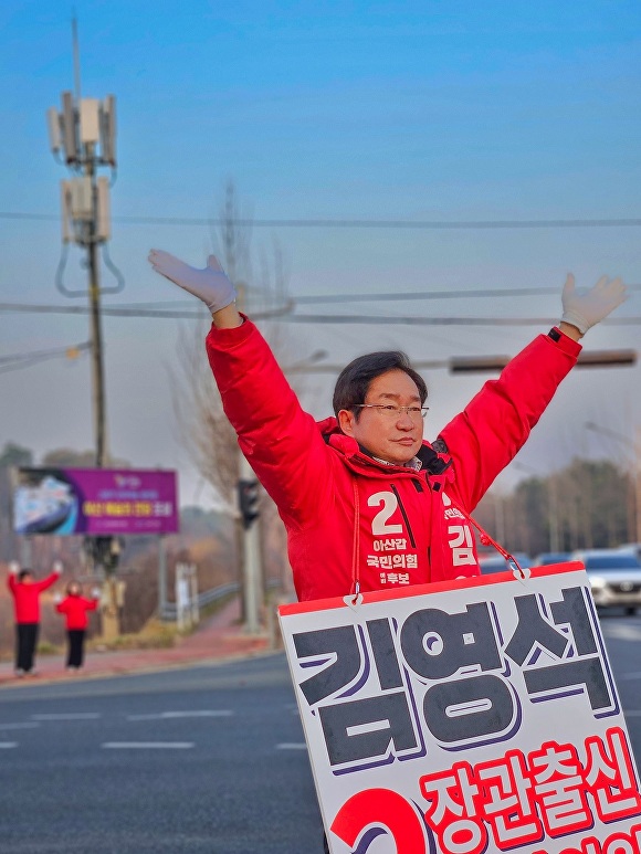 김영석 후보가 거리에서 시민에게 인사를 하고있다 [사진=김영석 후보 선거캠프]