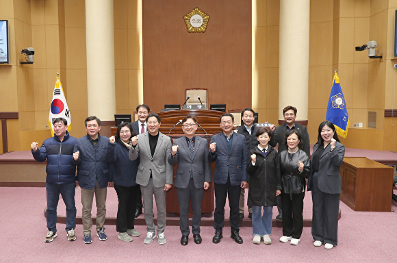 서울 중구의회와 부산 중구의회 의원들이 전주시의회를 방문했다. [사진=전주시의회 ]