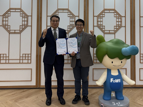 황성태(좌측) 부원장이 '안전보건경영시스템(ISO 45001)' 국제인증 취득 후 기념 촬영을 하고 있다. [사진=한국산림복지진흥원]