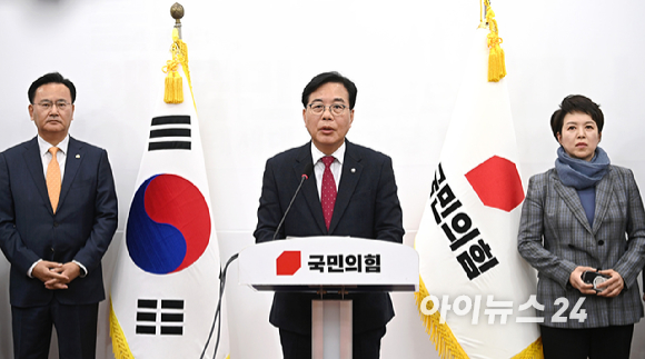 송언석 국민의힘 원내대표가 3일 서울 여의도 국회에서 기자회견을 마친 뒤 고개숙여 인사하고 있다. [사진=곽영래 기자]