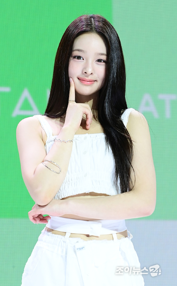 그룹 앳하트 나현이 13일 오후 서울 한남동 블루스퀘어에서 열린 앳하트(AtHeart) 첫 번째 EP '플롯 트위스트'(Plot Twist) 미디어 쇼케이스에 참석하고 있다. [사진=정소희 기자]