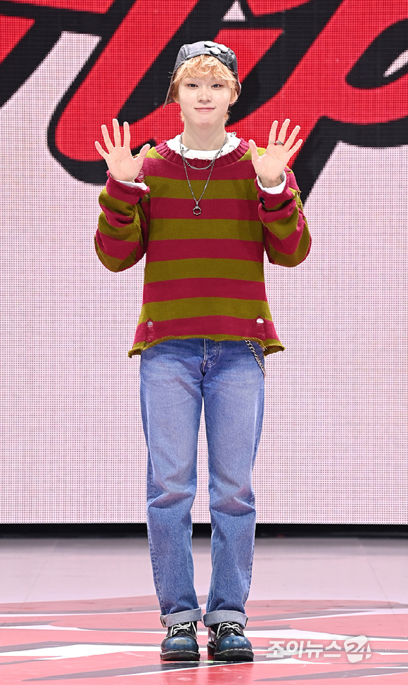 그룹 킥플립(KickFlip) 케이주가 22일 오전 서울 광진구 예스24 라이브홀에서 열린 세 번째 미니 앨범 'My First Flip'(마이 퍼스트 플립) 발매 기념 쇼케이스에서 포토타임을 갖고 있다. [사진=곽영래 기자]